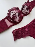 ست شورت و سوتین گیپور مدل دانتل زرشکی فنردار دکلته برند تی ار تی